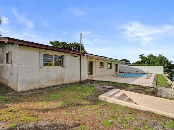 2371 NE 193rd St, Miami FL 33180