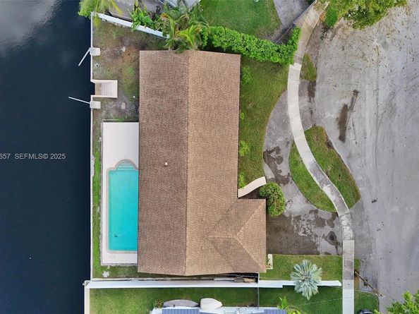 2371 NE 193rd St, Miami FL 33180