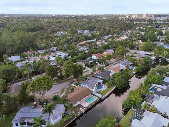 2371 NE 193rd St, Miami FL 33180