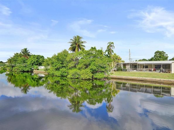 2371 NE 193rd St, Miami FL 33180