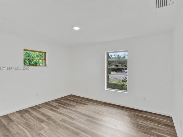 2371 NE 193rd St, Miami FL 33180