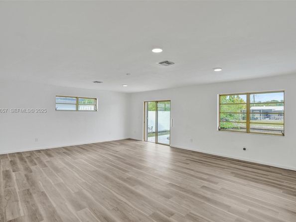 2371 NE 193rd St, Miami FL 33180