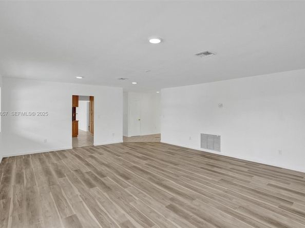 2371 NE 193rd St, Miami FL 33180