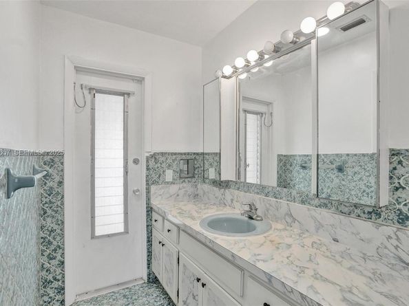 2371 NE 193rd St, Miami FL 33180