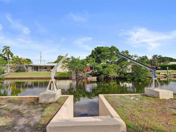 2371 NE 193rd St, Miami FL 33180