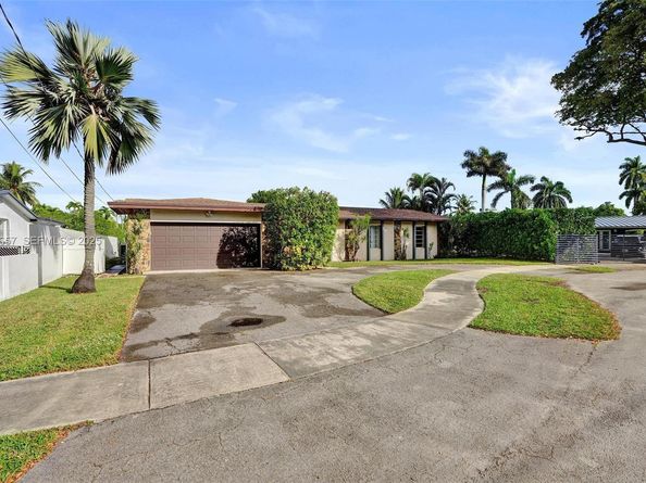 2371 NE 193rd St, Miami FL 33180