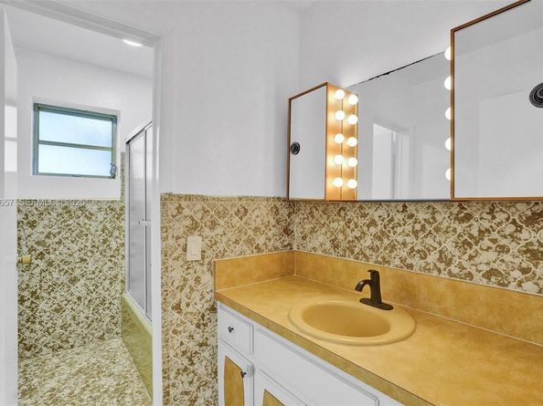 2371 NE 193rd St, Miami FL 33180