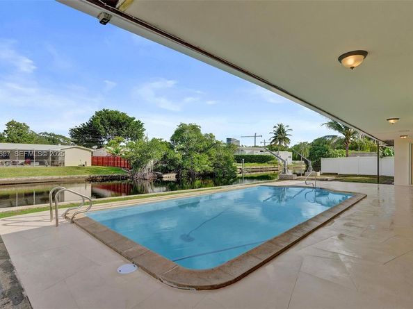 2371 NE 193rd St, Miami FL 33180