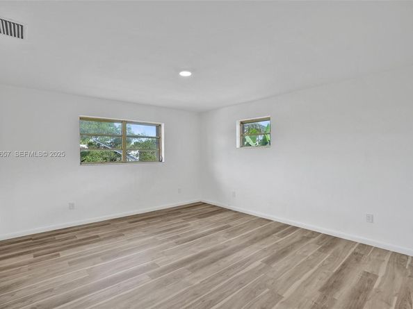 2371 NE 193rd St, Miami FL 33180