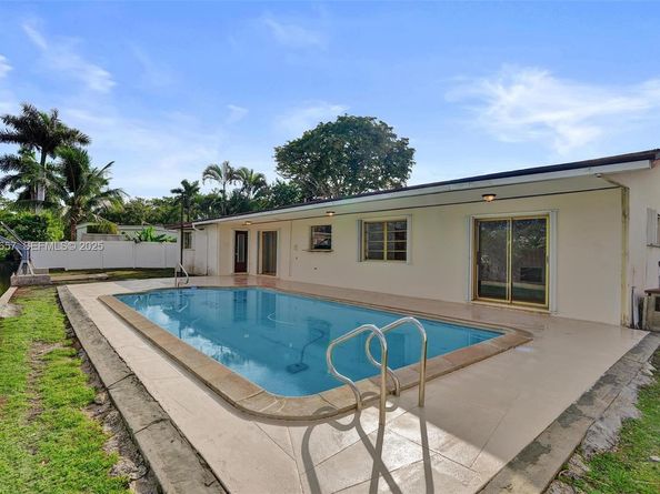 2371 NE 193rd St, Miami FL 33180