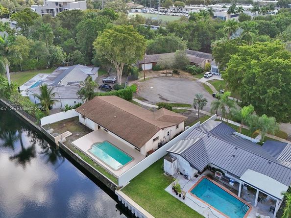 2371 NE 193rd St, Miami FL 33180