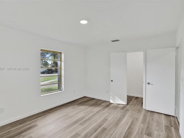 2371 NE 193rd St, Miami FL 33180