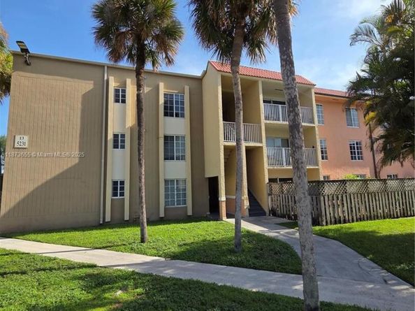5231 Geneva Way 205, Doral FL 33166