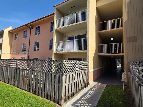 5231 Geneva Way 205, Doral FL 33166