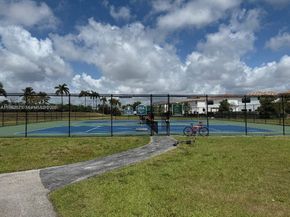 424 NE 194th Ter, Miami FL 33179