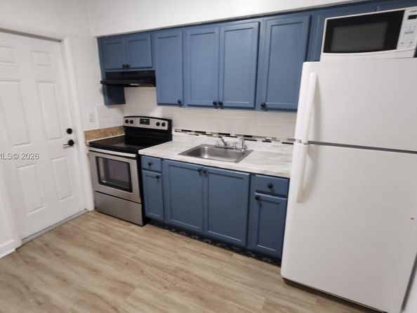 2729 NW 47th St, Miami FL 33142