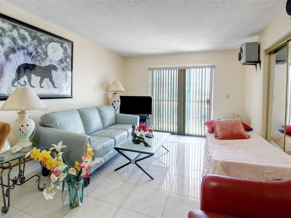 1312 NW 4th St 402, Miami FL 33125