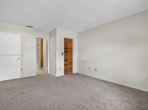 1042 SW 113th Ter 121, Pembroke Pines FL 33025