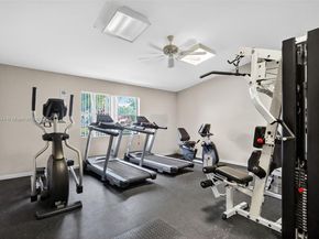 1042 SW 113th Ter 121, Pembroke Pines FL 33025