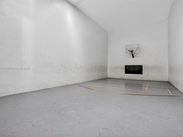 1042 SW 113th Ter 121, Pembroke Pines FL 33025