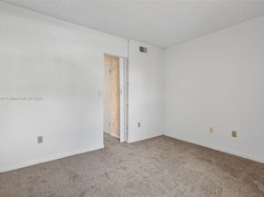 1042 SW 113th Ter 121, Pembroke Pines FL 33025