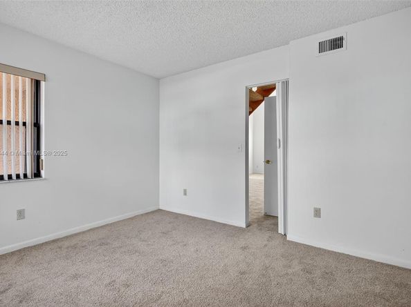 1042 SW 113th Ter 121, Pembroke Pines FL 33025
