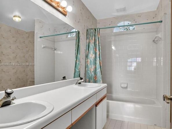 1042 SW 113th Ter 121, Pembroke Pines FL 33025
