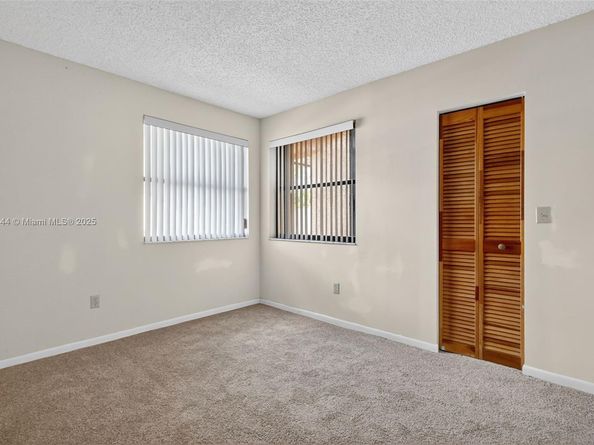 1042 SW 113th Ter 121, Pembroke Pines FL 33025