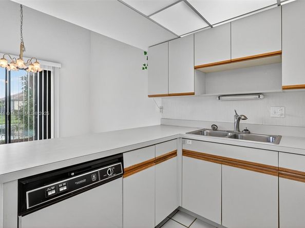 1042 SW 113th Ter 121, Pembroke Pines FL 33025