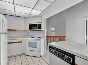 1042 SW 113th Ter 121, Pembroke Pines FL 33025