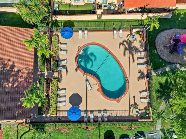 1042 SW 113th Ter 121, Pembroke Pines FL 33025