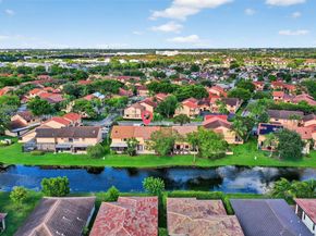 1042 SW 113th Ter 121, Pembroke Pines FL 33025