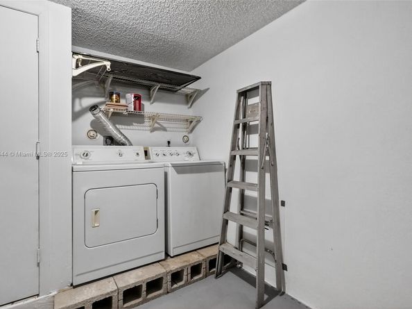 1042 SW 113th Ter 121, Pembroke Pines FL 33025