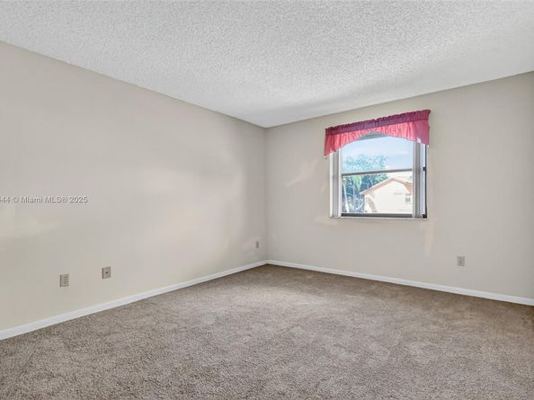 1042 SW 113th Ter 121, Pembroke Pines FL 33025