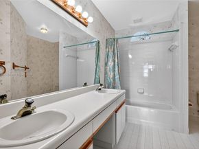 1042 SW 113th Ter 121, Pembroke Pines FL 33025