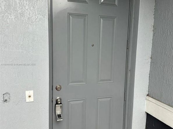 3593 NW 13th St 3593, Lauderhill FL 33311