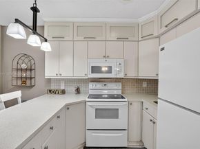 800 SW 10th Ter 4T, Hallandale Beach FL 33009