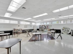 800 SW 10th Ter 4T, Hallandale Beach FL 33009