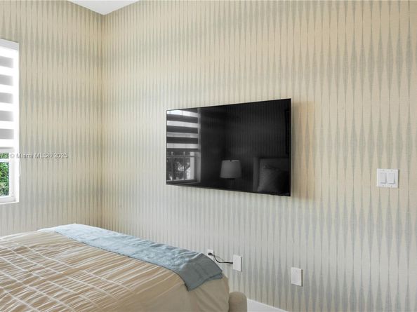 3907 NE 170th St 3907, North Miami Beach FL 33160