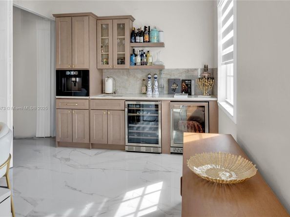 3907 NE 170th St 3907, North Miami Beach FL 33160