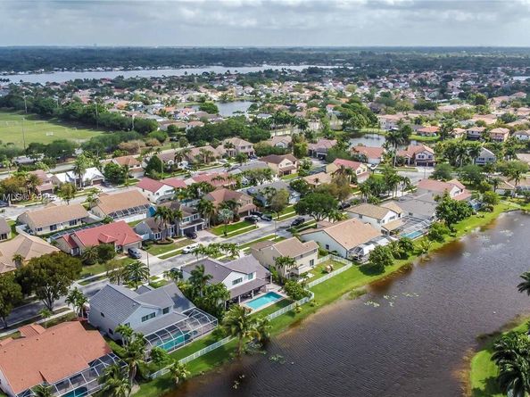 19386 NW 13th St, Pembroke Pines FL 33029