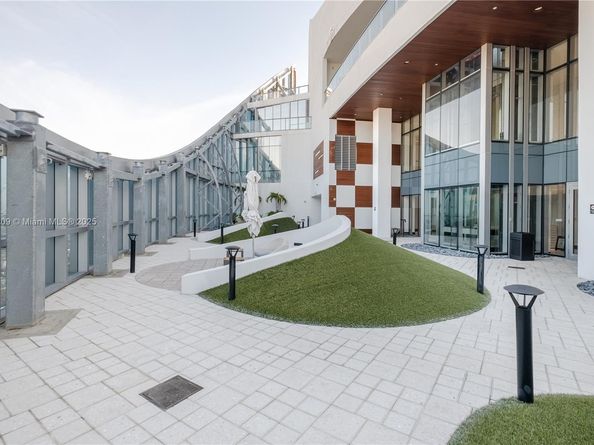 851 NE 1st Ave 3911, Miami FL 33132