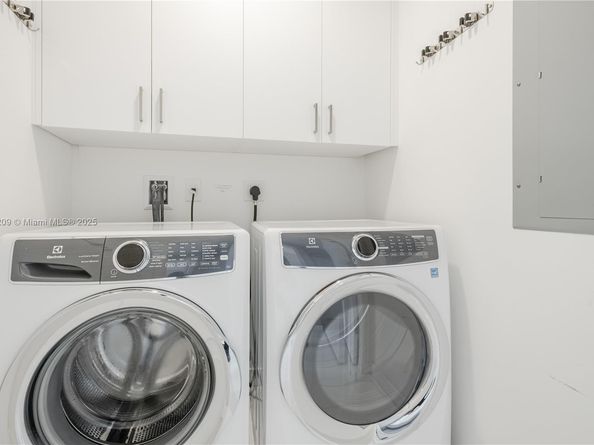 851 NE 1st Ave 3911, Miami FL 33132