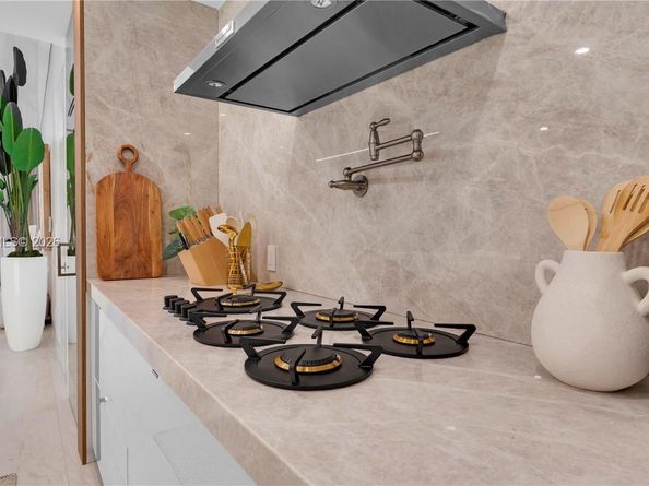 1810 NE 43rd Ct, Oakland Park FL 33308