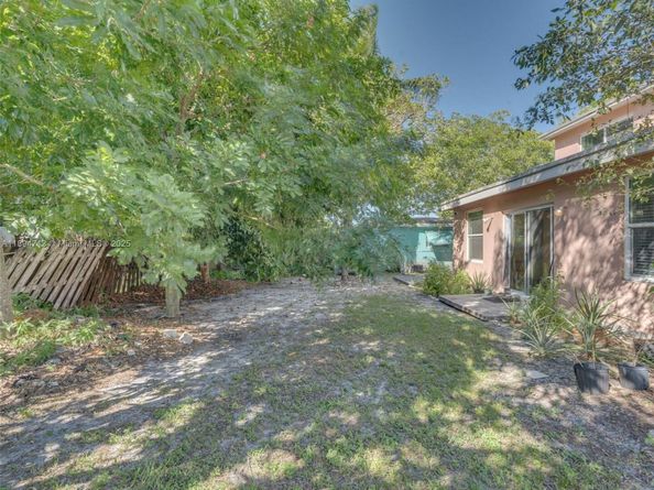 4233 NW 38th Ave, Lauderdale Lakes FL 33309