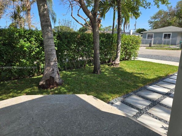 1923 NW 48th St, Miami FL 33142