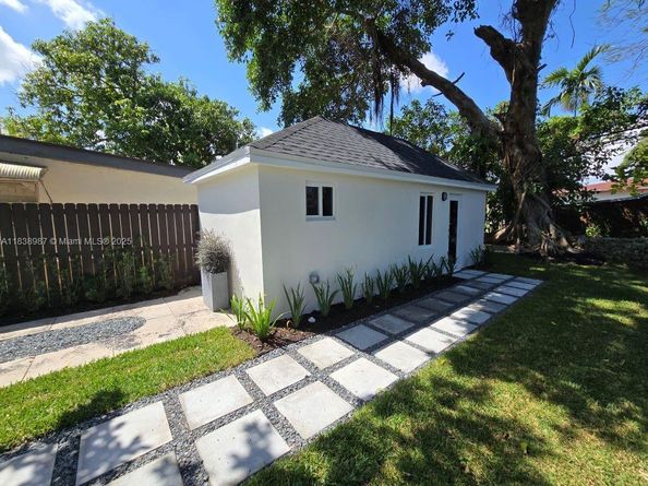 1923 NW 48th St, Miami FL 33142