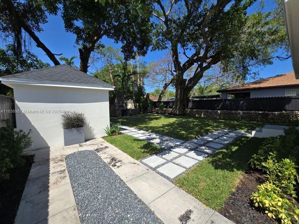 1923 NW 48th St, Miami FL 33142