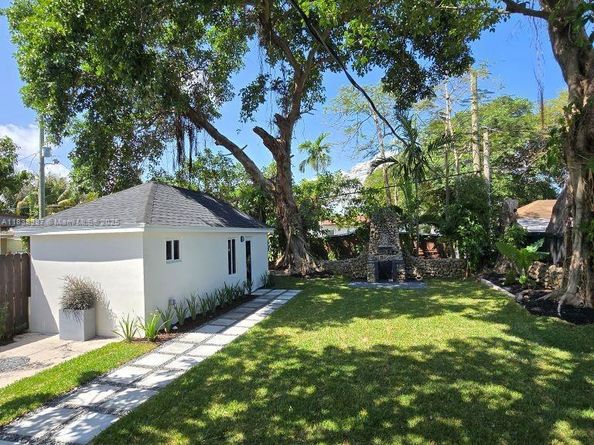 1923 NW 48th St, Miami FL 33142