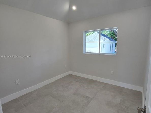 1923 NW 48th St, Miami FL 33142